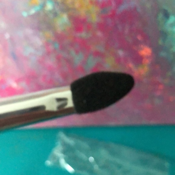 Laura Geller Make Up Brushes 2 pc - Picture 4 of 4